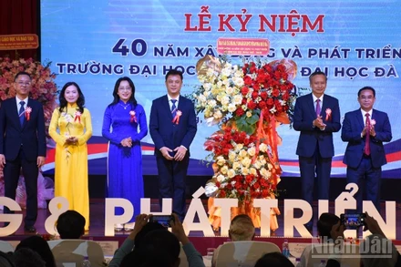 Lãnh đạo thành phố Đà Nẵng tặng hoa chúc mừng nhà trường. (Ảnh: ANH ĐÀO)