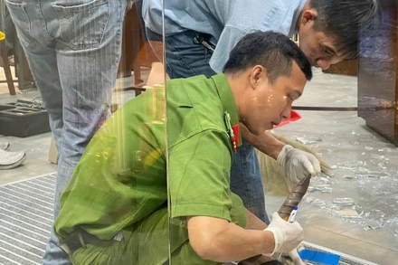 Lực lượng chức năng phong tỏa hiện trường, điều tra vụ án.