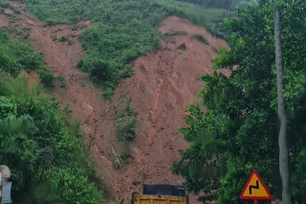 Thêm nhiều điểm sạt lở trên đường Hồ Chí Minh đoạn qua xã A Vương, thành phố Đà Nẵng.