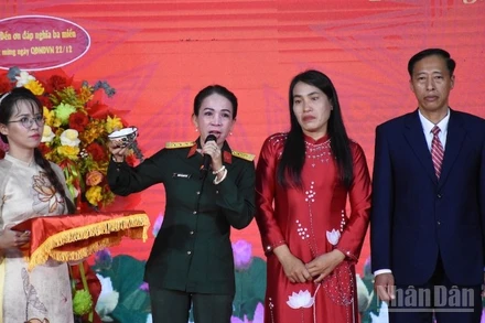 Những kỷ vật kháng chiến mang nhiều kỷ niệm với thân nhân, gia đình đã được hiến tặng Bảo tàng Quân khu 5 trong niềm xúc động. (Ảnh: ANH ĐÀO)