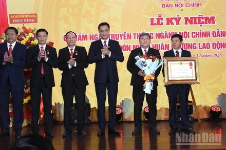 Bí thư Thành ủy Đà Nẵng Lê Ngọc Quang trao Huân chương Lao động hạng Ba cho Ban Nội chính Thành ủy Đà Nẵng. (Ảnh: ANH ĐÀO)