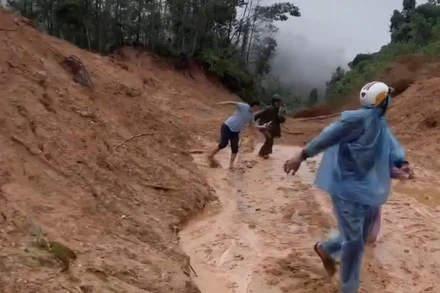 Người dân tháo chạy khỏi khu vực sạt lở tại thôn Măng Tra, xã Nam Trà My. (Ảnh: Người dân cung cấp)