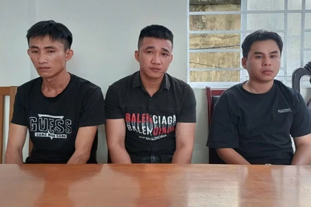 Nhóm đối tượng bị bắt giữ tại cơ quan công an. (Ảnh: Công an cung cấp)