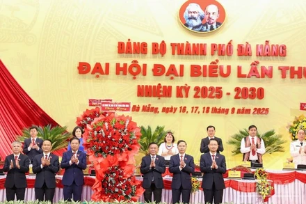 Ủy viên Bộ Chính trị, Thường trực Ban Bí thư Trung ương Đảng Trần Cẩm Tú tặng hoa chúc mừng Đại hội. (Ảnh: ANH ĐÀO)