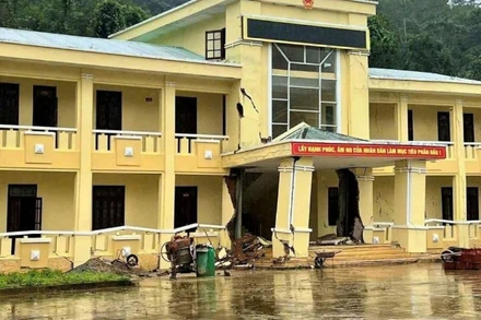 Trụ sở Ủy ban nhân dân xã Hùng Sơn, thành phố Đà Nẵng bị nứt gãy trước nguy cơ sụp đổ. (Ảnh: Chính quyền địa phương cung cấp)