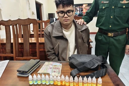 Đối tượng Nguyễn Quang Hải cùng tang vật tại cơ quan điều tra. (Ảnh: Đồn Biên phòng Non Nước cung cấp)