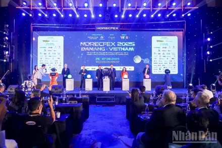 Các đại biểu nhấn nút khai mạc sự kiện. (Ảnh: ANH ĐÀO)