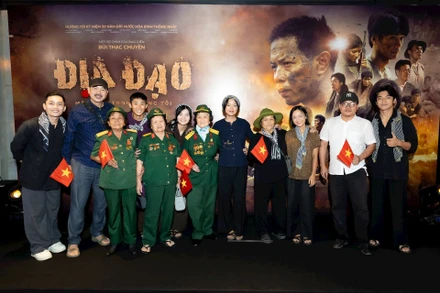 Đạo diễn Bùi Thạc Chuyên (thứ hai, từ bên trái) giao lưu với các cựu chiến binh và khán giả trong chương trình giới thiệu phim Địa đạo: Mặt trời trong bóng tối. (Nguồn GALAXY) 