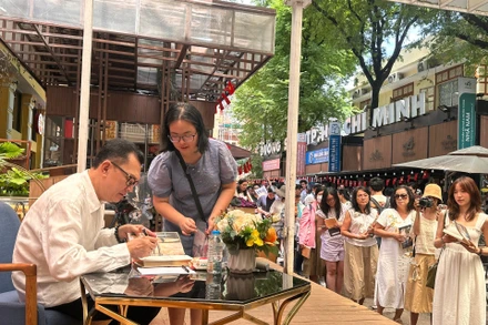 Bảo vệ quyền tác giả không chỉ là để chống vi phạm, mà sâu xa hơn là để bồi đắp niềm tin và tạo thêm động lực sáng tạo. Trong ảnh: Bạn đọc xếp hàng xin chữ ký của NSƯT Hữu Châu tại Đường sách Thành phố Hồ Chí Minh. (Ảnh HỒ HUY SƠN) 