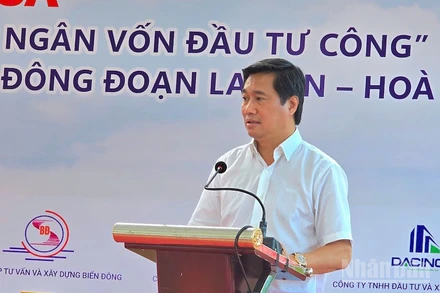 Thứ trưởng Xây dựng Nguyễn Tường Văn phát biểu tại buổi lễ. (Ảnh: ĐÌNH TĂNG)