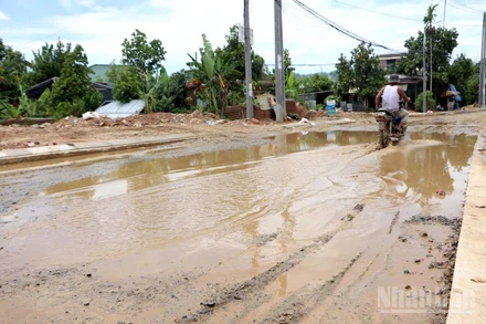 Sau nhiều năm triển khai, dự án đường Nam Cao nối dài vẫn thi công cầm chừng, gây ảnh hưởng lớn đến người dân và người tham gia giao thông. (Ảnh: ĐÌNH TĂNG)