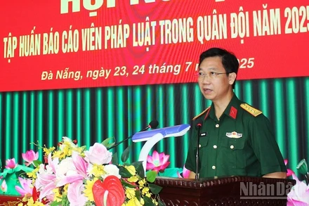 Đại tá Phạm Đức Hoài, Phó Cục trưởng Cục Pháp chế (Bộ Quốc phòng) phát biểu khai mạc hội nghị. (Ảnh: ĐÌNH TĂNG)