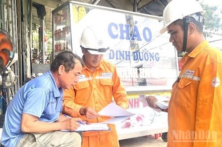 Đẩy mạnh tuyên truyền, hướng dẫn khách hàng cài đặt sử dụng các kênh thông báo chính thức của ngành điện để nắm bắt thông tin an toàn sử dụng điện. (Ảnh: ĐÌNH TĂNG)