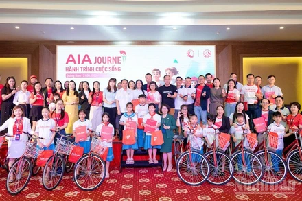 AIA Việt Nam trao tặng hơn 140 chiếc xe đạp và nhiều phần quà với tổng trị giá khoảng 360 triệu đồng cho các học sinh có hoàn cảnh khó khăn trên địa bàn tỉnh Quảng Nam. (Ảnh: ĐÌNH TĂNG)