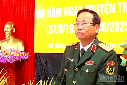 Thiếu tướng Hứa Văn Tưởng, Phó Tư lệnh Quân khu 5 phát biểu chỉ đạo tại buổi lễ. (Ảnh: ĐÌNH TĂNG)