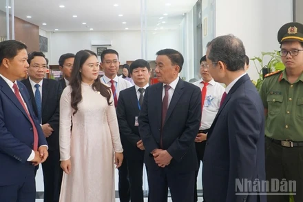 Đồng chí Trần Cẩm Tú đã đến kiểm tra công tác triển khai mô hình chính quyền địa phương 2 cấp tại phường Hải Châu. (Ảnh: Nhóm PV)