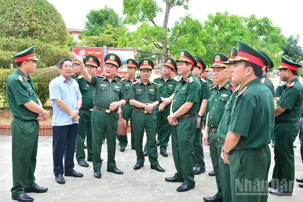 Thượng tướng Hoàng Xuân Chiến, Ủy viên Trung ương Đảng, Ủy viên Thường vụ Quân ủy Trung ương, Thứ trưởng Quốc phòng thăm, kiểm tra tại Ban Chỉ huy Quân sự thị xã Điện Bàn và Thị ủy Điện Bàn. (Ảnh: ĐÌNH TĂNG)