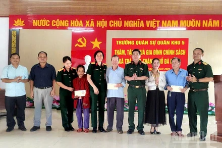 Trường Quân sự Quân khu tặng quà gia đình chính sách. (Ảnh: ĐÌNH TĂNG)