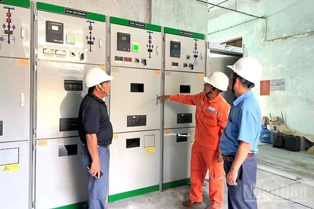 Đội Quản lý điện Tuy An (PC Đắk Lắk) làm việc với Công ty TNHH Xi-măng Cosevco Phú Yên về việc điều chỉnh phụ tải vào giờ cao điểm. (Ảnh: ĐÌNH TĂNG)