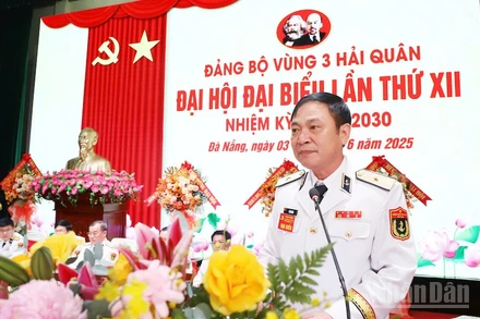 Chuẩn Đô đốc Lê Bá Quân, Phó Tư lệnh Quân chủng Hải quân phát biểu chỉ đạo Đại hội. (Ảnh: ĐÌNH TĂNG)