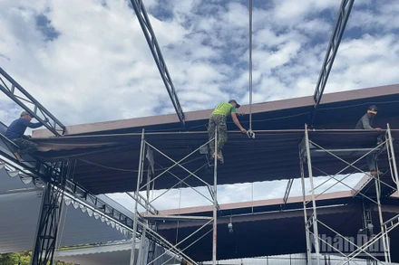 Chủ công trình tháo dỡ các hạng mục sai quy định tại sân thể thao Pickleball đường Giang Hương 3. (Ảnh: ĐÌNH TĂNG)