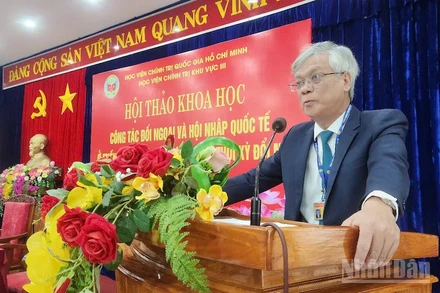 Phó Giáo sư, Tiến sĩ Lê Văn Đính, Phó Giám đốc Học viện Chính trị khu vực III phát biểu đề dẫn tại Hội thảo. (Ảnh: ĐÌNH TĂNG) 