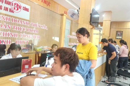 Công dân đến Trung tâm Phục vụ Hành chính công phường An Hải để thực hiện các giao dịch hành chính công. (Ảnh: ĐÌNH TĂNG)