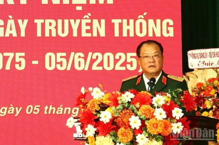 Thiếu tướng Cao Phi Hùng, Ủy viên Ban Thường vụ Đảng ủy, Phó Tư lệnh Quân khu 5 phát biểu chỉ đạo tại buổi lễ. (Ảnh: ĐÌNH TĂNG).