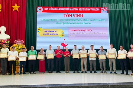 Tuyên dương những người hiến máu tình nguyện. 