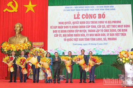 Chánh án Tòa án nhân dân tối cao Lê Minh Trí tặng hoa chúc mừng lãnh đạo tỉnh Vĩnh Long mới. 