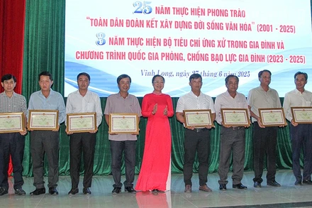 Lãnh đạo tỉnh Vĩnh Long khen thưởng cho các cá nhân, tập thể tại hội nghị. 