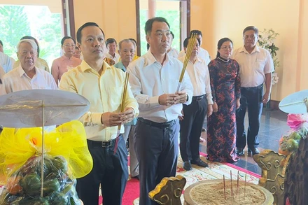 Bí thư Tỉnh ủy Vĩnh Long Trần Tiến Dũng và Chủ tịch Ủy ban nhân dân tỉnh Vĩnh Long Lữ Quang Ngời dâng hương kỷ niệm 17 năm ngày mất Thủ tướng Chính phủ Võ Văn Kiệt.