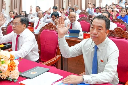 Đại biểu biểu quyết thông qua Nghị quyết tại kỳ họp.