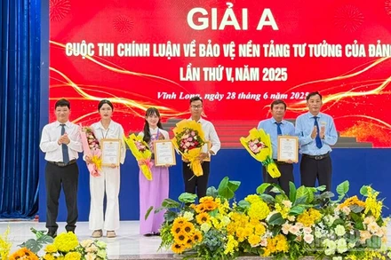 Ban tổ chức trao giải A cho các thí sinh. 