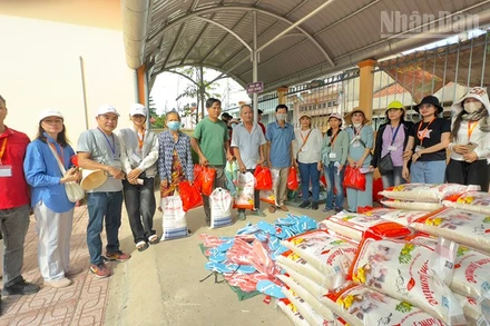 Đoàn phát quà cho gia đình còn khó khăn trên địa bàn xã. 
