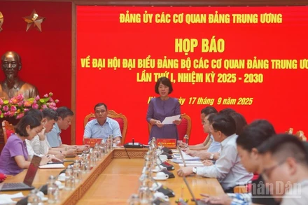 Quang cảnh buổi họp báo. 