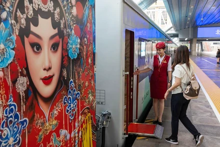 Hành khách lên tàu du lịch ở ga Bắc Kinh đi Hà Bắc, Trung Quốc.