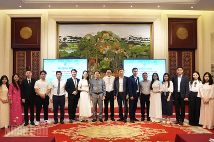 Ban Chấp hành Hội lưu học sinh Việt Nam tại Bắc Kinh nhiệm kỳ 2025-2027 chụp ảnh lưu niệm với đại diện lãnh đạo Đại sứ quán.