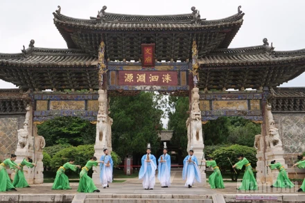 Biểu diễn văn nghệ tái hiện một nghi lễ của Khổng miếu.