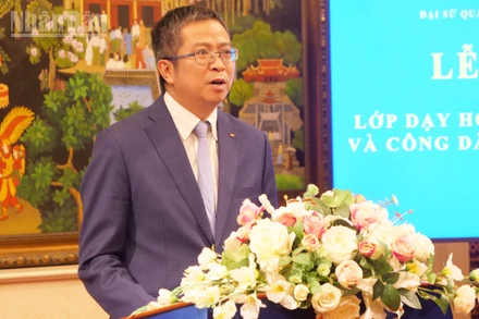 Đại sứ Phạm Thanh Bình phát biểu tại lễ khai giảng.