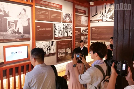 Du khách tham quan Khu di tích Chủ tịch Hồ Chí Minh tại Côn Minh, tỉnh Vân Nam, Trung Quốc.