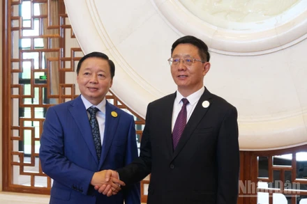 Phó Thủ tướng Trần Hồng Hà và Tỉnh trưởng tỉnh Vân Nam Vương Dư Ba.