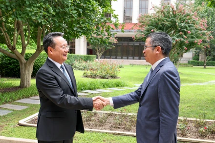 Đại sứ Phạm Thanh Bình với Phó Trưởng Ban Tuyên truyền Trung ương Đảng Cộng sản Trung Quốc Vương Cương. (Ảnh do Đại sứ quán Việt Nam tại Trung Quốc cung cấp)