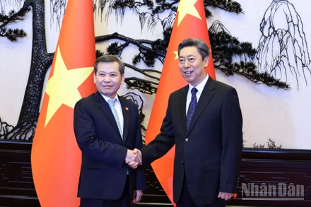 Đồng chí Lê Minh Trí bắt tay đồng chí Trần Văn Thanh, Ủy viên Bộ Chính trị, Bí thư Trung ương Đảng, Bí thư Ủy ban Chính Pháp Trung ương.