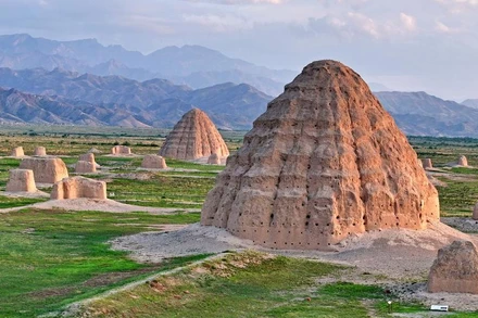 Lăng số 1 và lăng số 2 trong quần thể lăng Tây Hạ. (Ảnh: Tân Hoa xã)