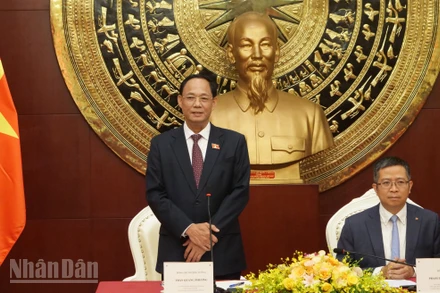 Phó Chủ tịch Quốc hội Trần Quang Phương phát biểu tại buổi gặp gỡ cộng đồng người Việt Nam tại Trung Quốc.