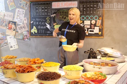 Du khách nước ngoài trải nghiệm không gian văn hóa bún ốc Liễu Châu.