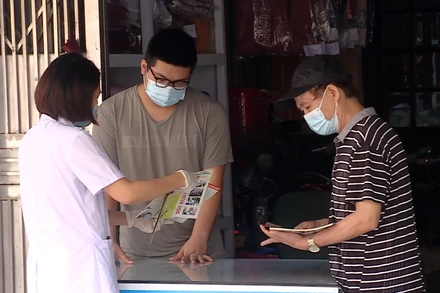 Cán bộ y tế tích cực tuyên truyền cho người dân biện pháp phòng dịch bệnh sau bão. (Ảnh: Thúy Quỳnh)