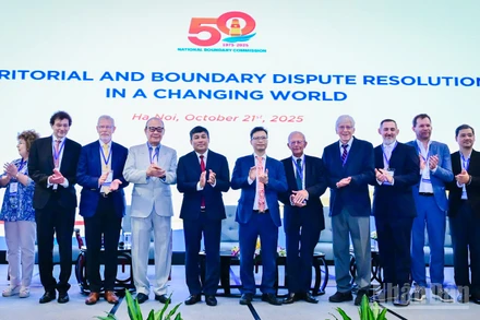 Lãnh đạo Bộ Ngoại giao và các diễn giả tham dự hội thảo.