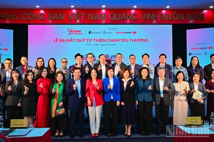 Các đại biểu chào mừng sự ra mắt Quỹ từ thiện "Chạm yêu thương".